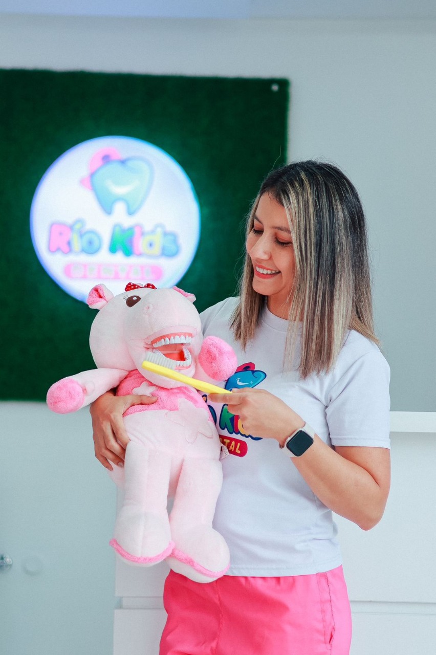 Dra. Rita Aveiga demostrando cepillado con peluche