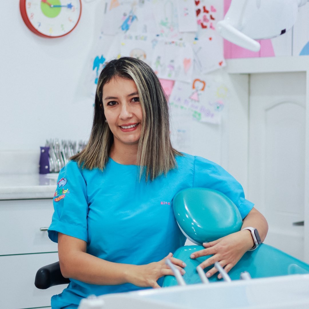 Dra. Rita Aveiga con paciente en consultorio odontopediátrico